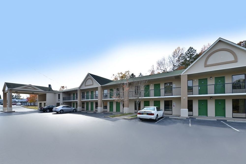 Towneplace Suites By Marriott Greensboro Coliseum Area Exterior photo