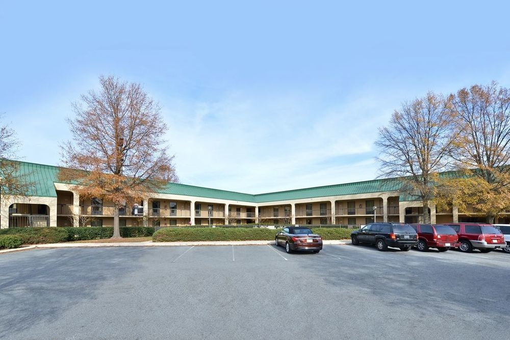 Towneplace Suites By Marriott Greensboro Coliseum Area Exterior photo